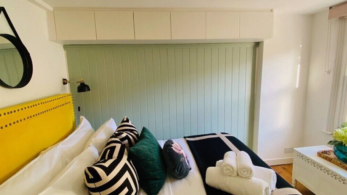 Shepherd's Bush Apartment | Cosy 2-Bed Home in Trendy Shepherds Bush -Zone 2