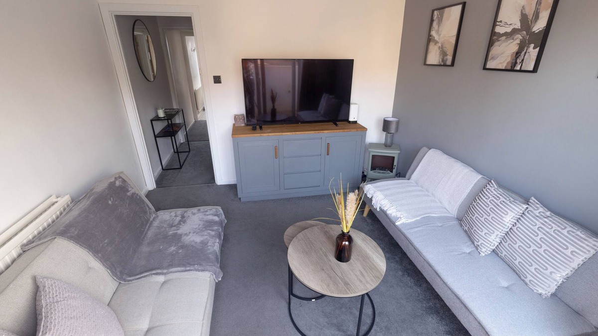 Newton St Loe House | Cosy 2-Bedroom Central Home with Private Hot Tub