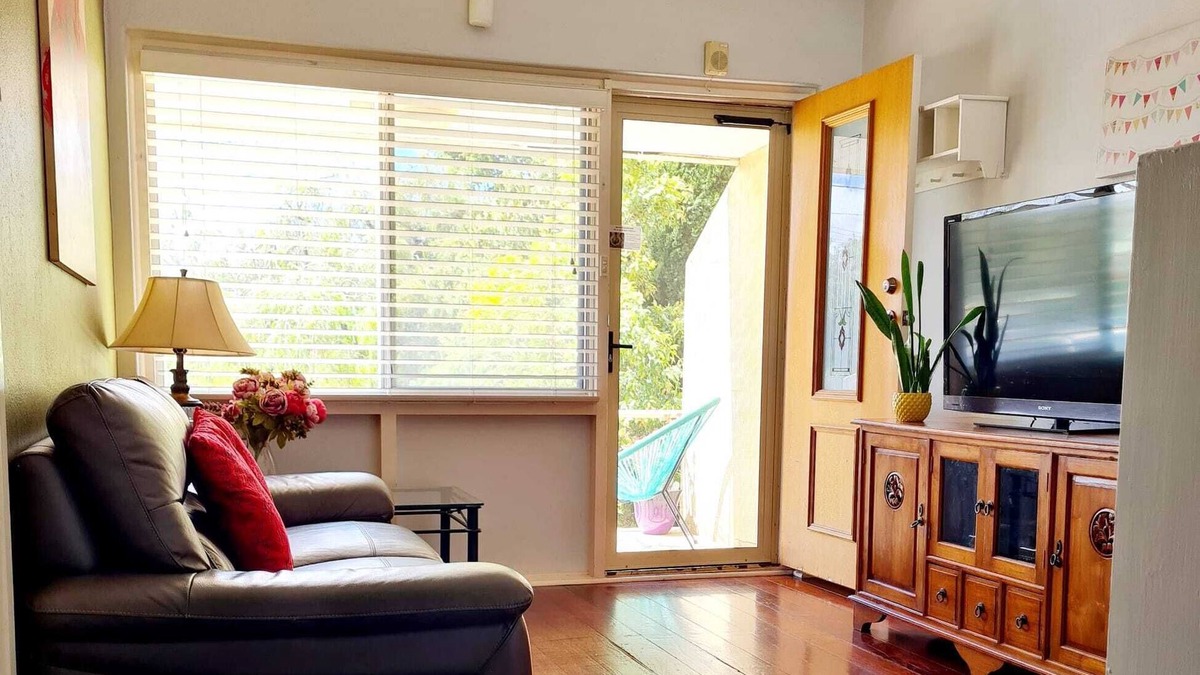 Kensington House | Cosy 2 Bedroom Cottage, enclosed big Backyard for Kids 👨👨👦 & FurKid 🐶