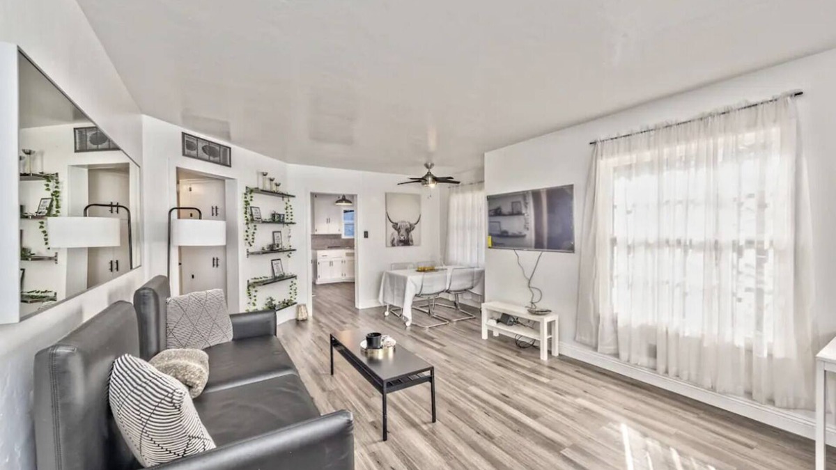 Las Vegas House | Cosy 2 bedroom house with huge backyard. Close to Freemont street