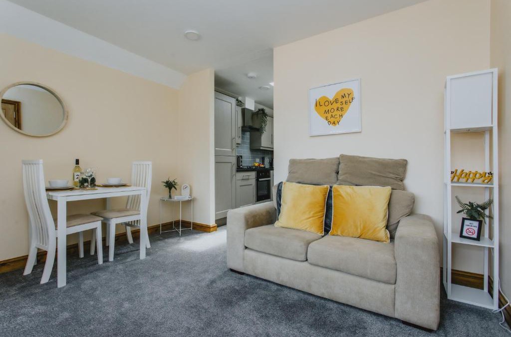 Nottingham Apartment | Cosy 2nd Floor Apartment - King Size Bed & Free Parking