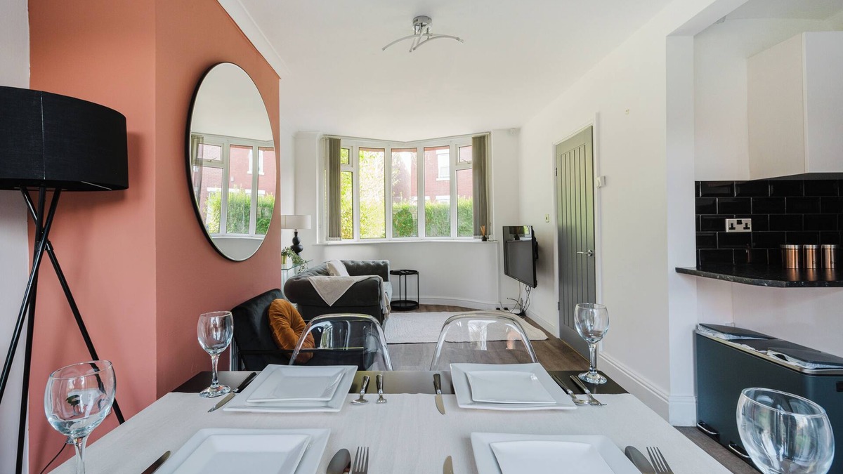 Clayton House | Cosy 3 bed home, near Co op live & close to City Centre