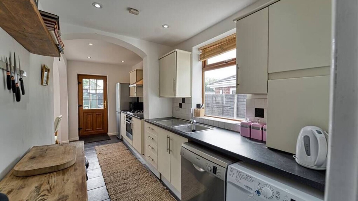 Worcester House | Cosy 3 Bedroom Home with Parking