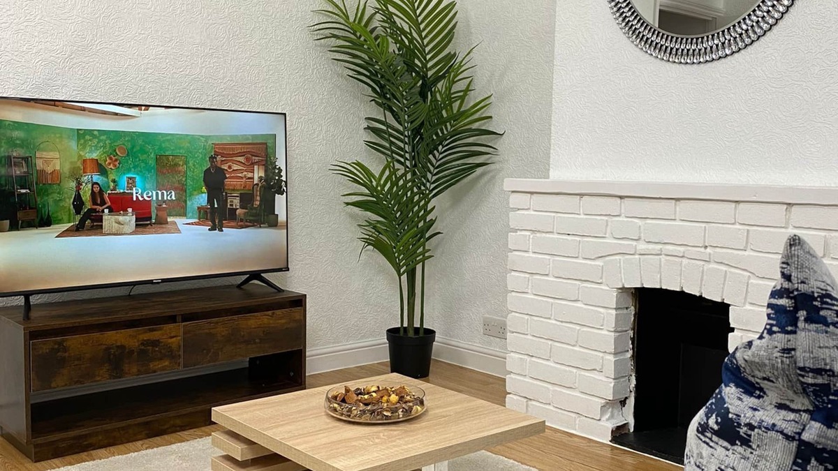 Gillingham House | Cosy 3 Bedroom House With Free Parking, garden and close to the High Street