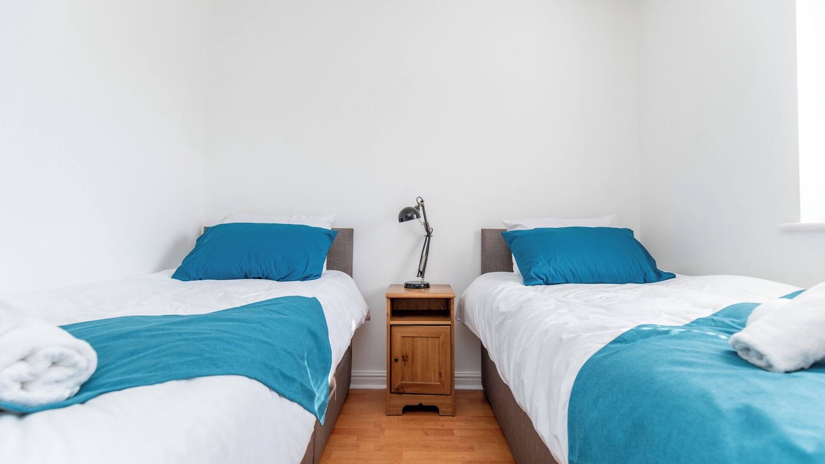 Llanelli House | Cosy 3 bedroom house near Machynys Golf Club and Parc Y Scarlets Stadium
