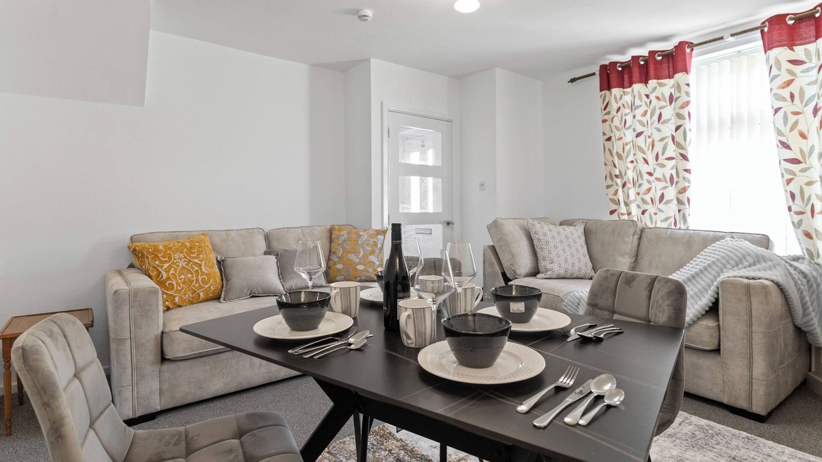 Walsall House | Cosy 3-bedroom house suitable for short or long stay in the city of Walsall