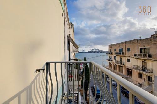 Il-Qajjenza Apartment | Cosy 3BR home Apt with private balcony in B'Bugia