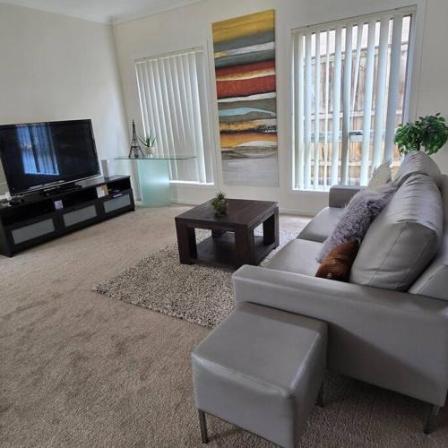 Kellyville Ridge Villa | Cosy 5 x bedroom Kellyvil Ridge