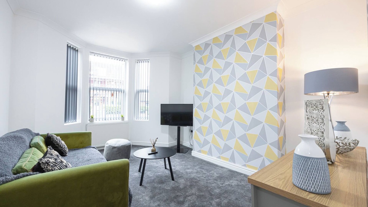 Manchester House | Cosy 6-Bed Home with 2 Kitchen