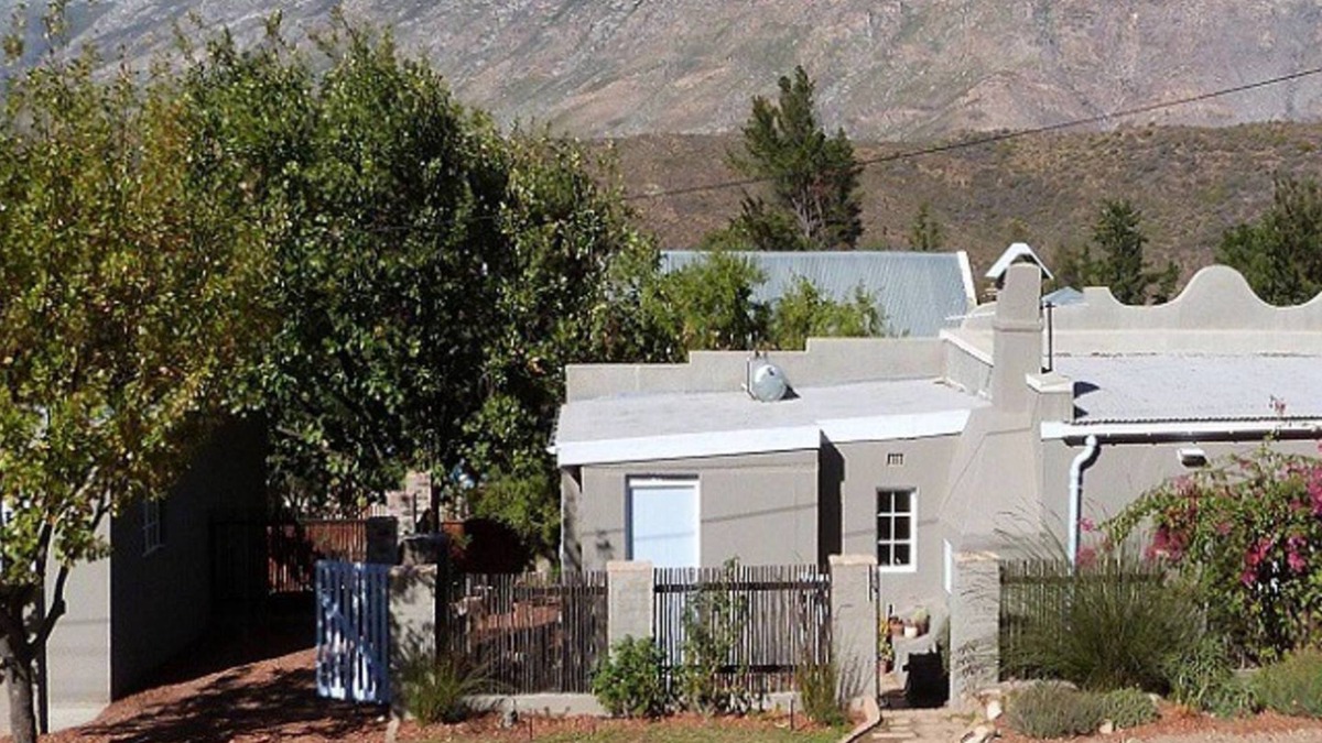 Barrydale Cottage | Cosy 6 Person Cottage With Mountain View
