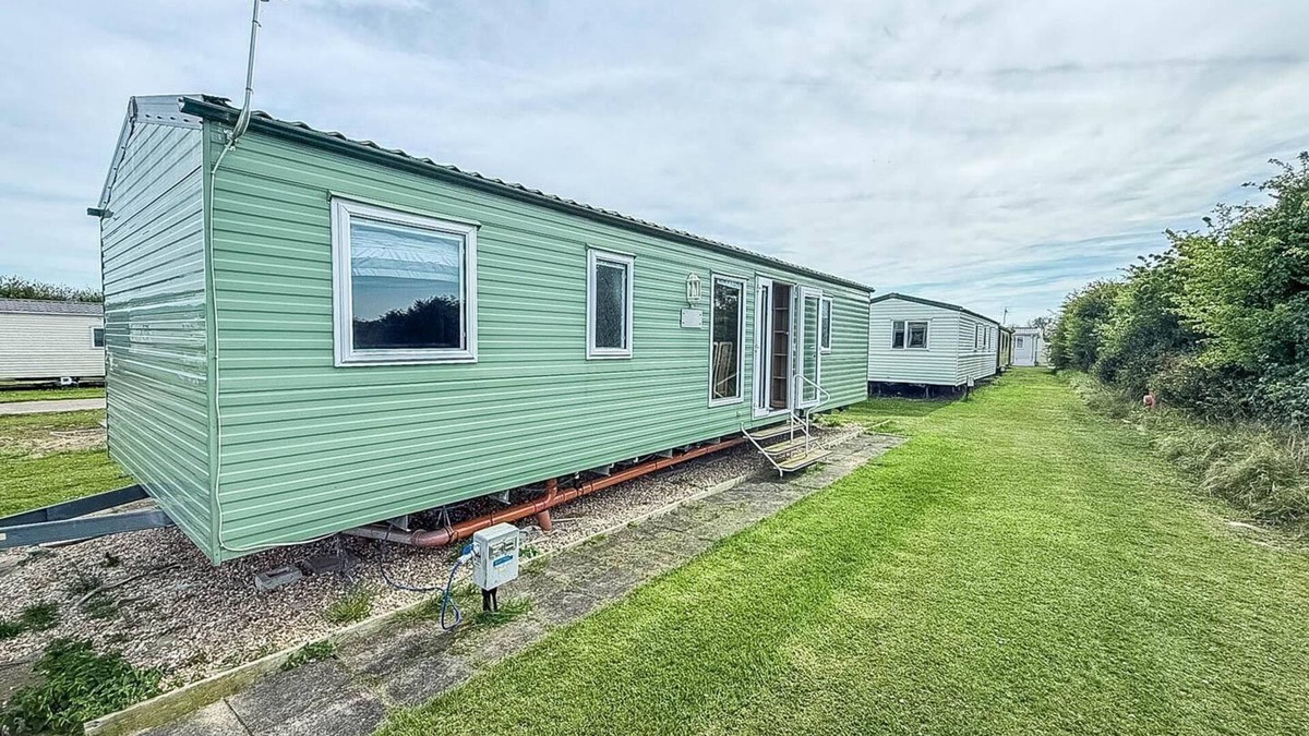 Louth House | Cosy 8 berth caravan with lovely field views at Sunnydale ref 35353S