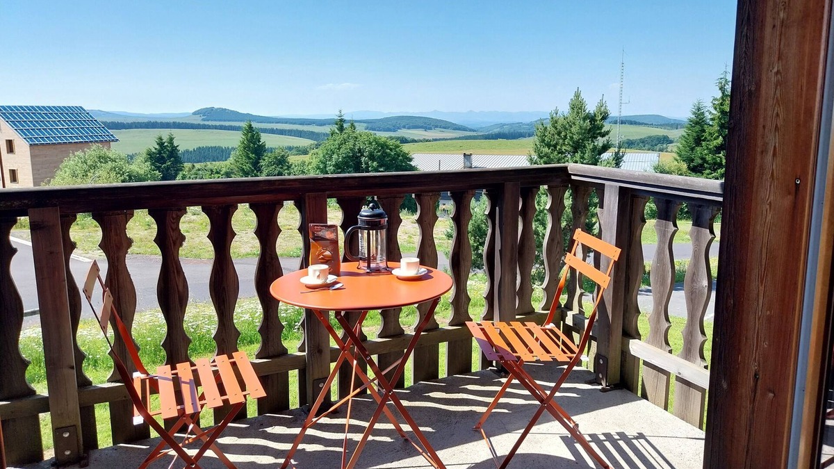 Besse-et-Saint-Anastaise Apartment | Cosy apartment T2 * 5 pers * Super Besse * balcony * parking * beautiful surroundings