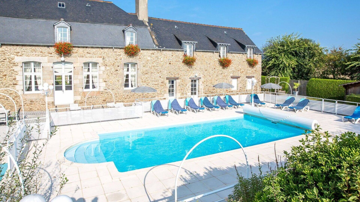 Saint-Jouan-des-Guerets Apartment | Cosy apartment for 5 people with pool, WIFI, TV and terrace