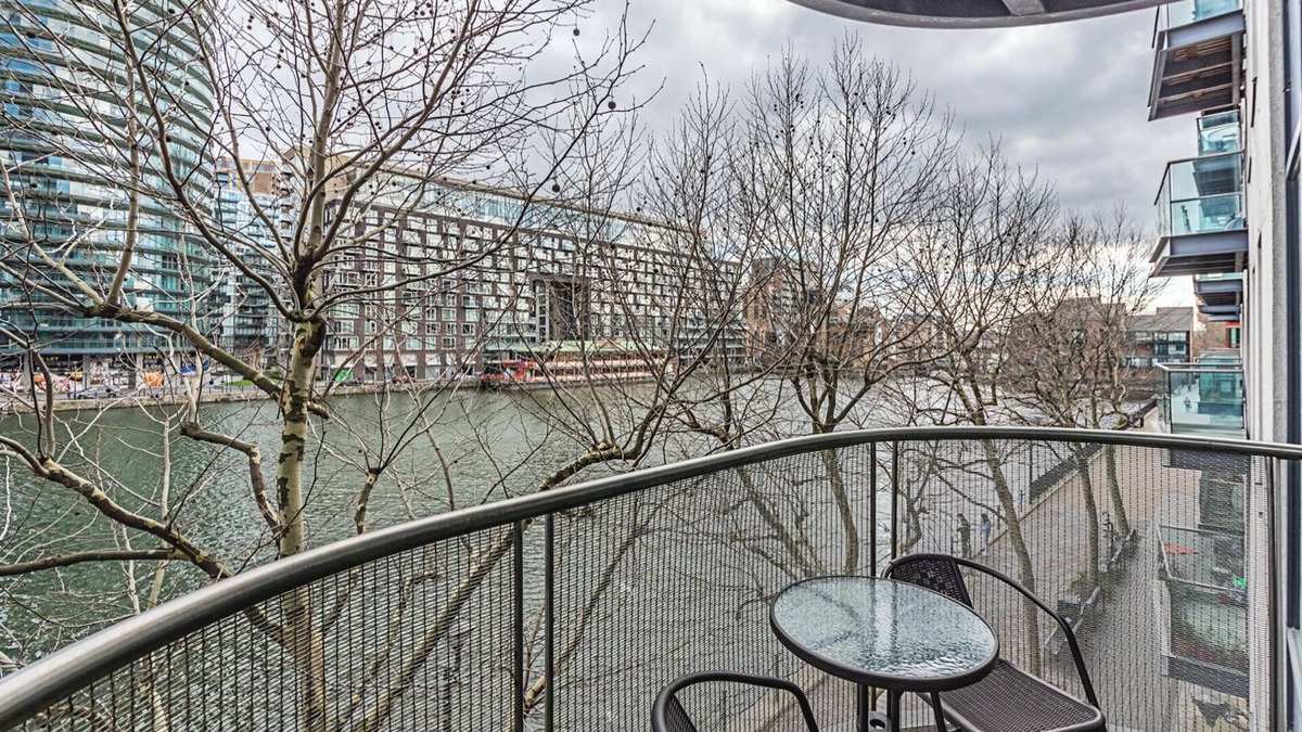 Canary Wharf Apartment | Cosy and comfortable 2 bedroom apartment in Canary Wharf with river view