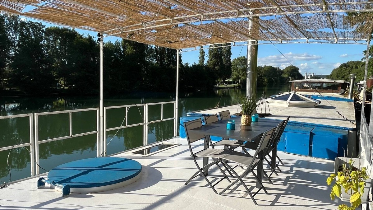Vaires-sur-Marne Boat Rental | Cosy and convivial houseboat