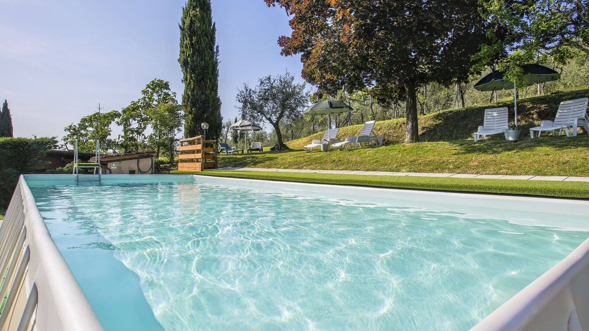 Castelfranco di Sopra Villa | Cosy apartment in villa for 3 guests with pool, WIFI, TV and patio