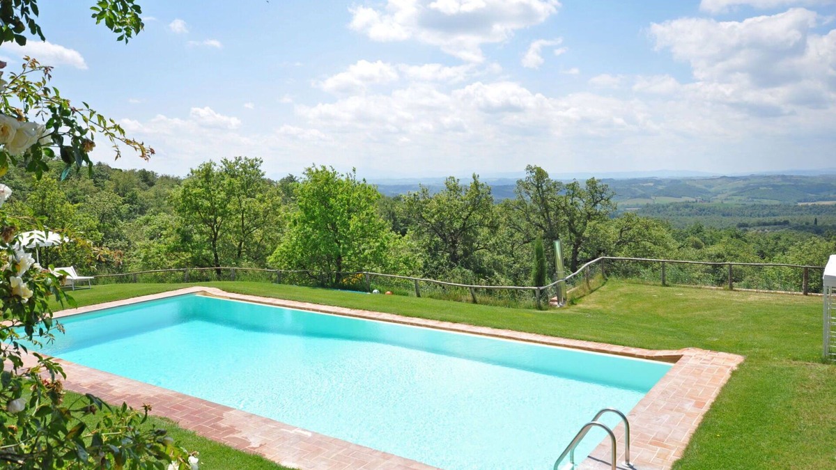 Castelnuovo Berardenga Apartment | Cosy apartment for 3 people with WIFI, pool, pets allowed and panoramic view