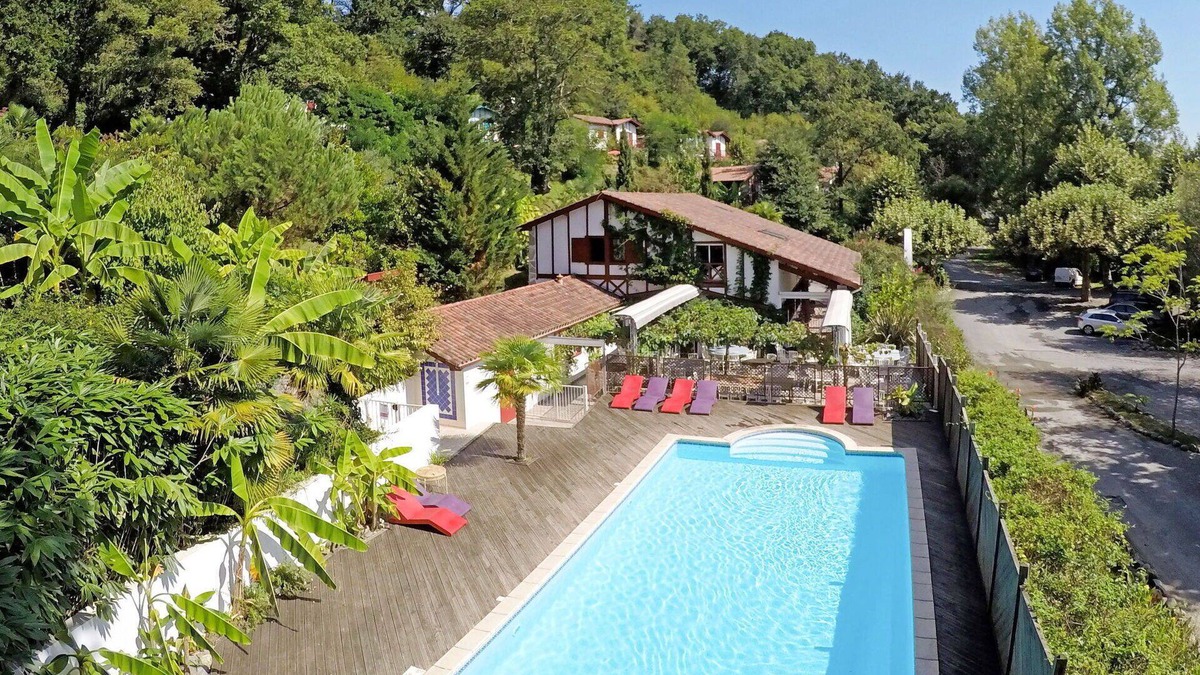 La Bastide-Clairence Apartment | Cosy apartment for 4 guests with WIFI, pool, TV, terrace and pets allowed