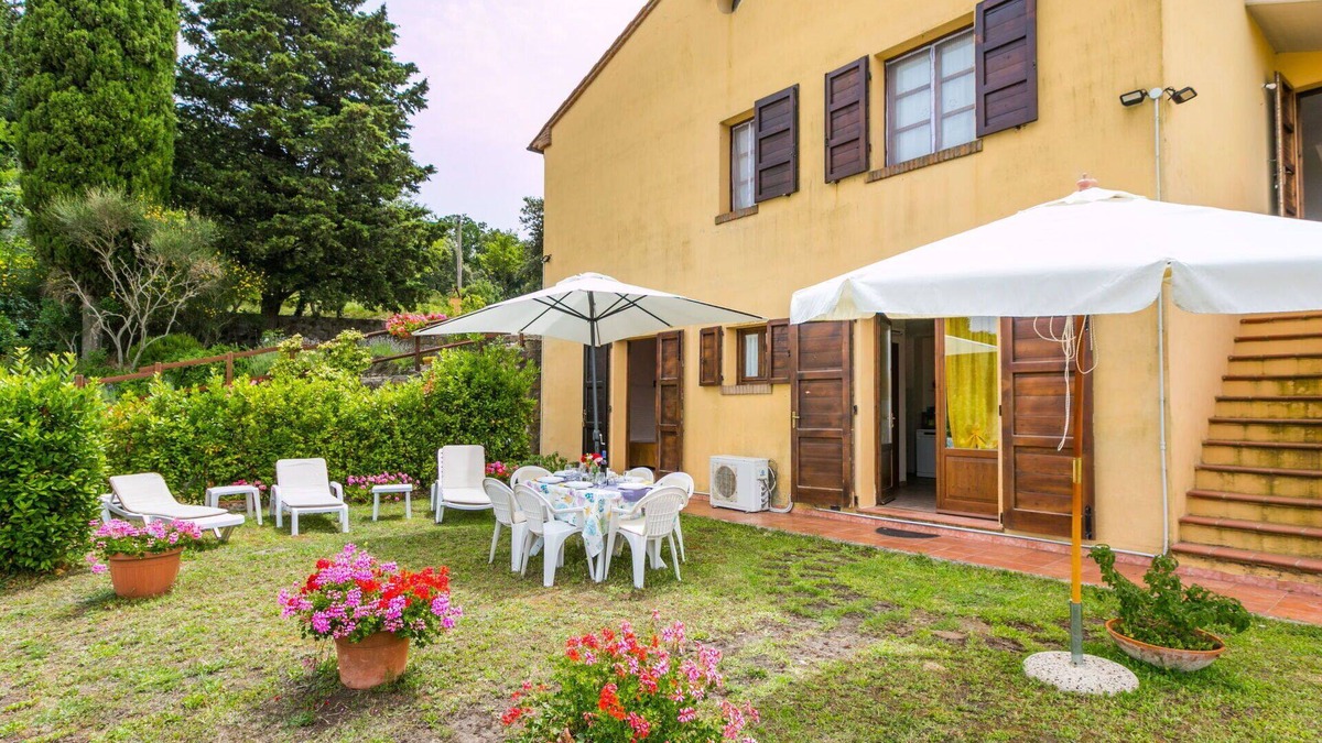 Castellina Marittima Apartment | Cosy apartment for 17 people with WIFI, pool, A/C, TV, patio, pets allowed and panoramic view