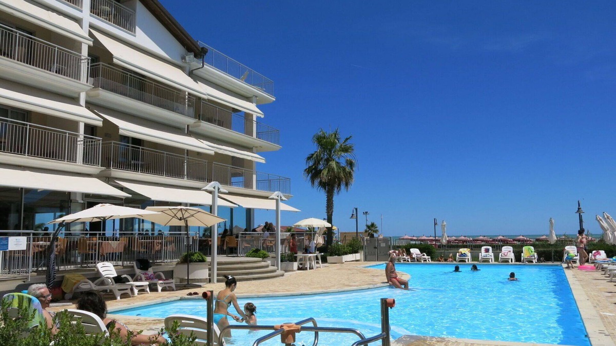 Roseto degli Abruzzi Apartment | Cosy apartment for 4 guests with A/C, internet, pool, TV, terrace and pets allowed