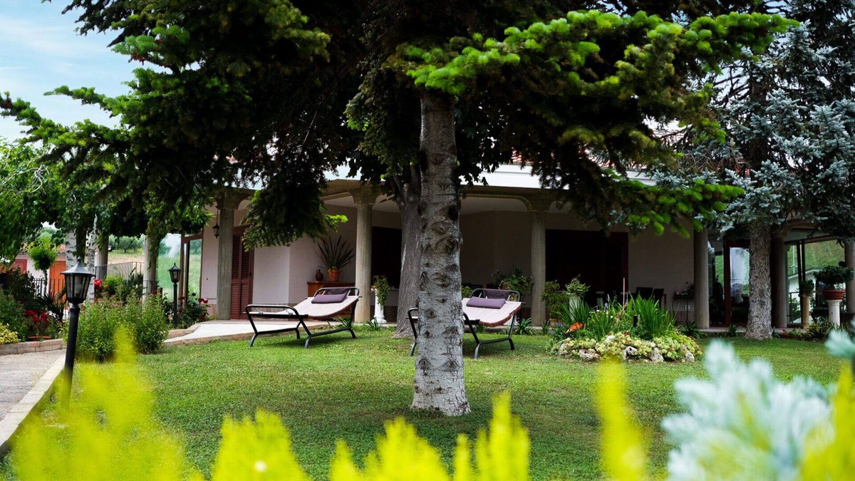 Roseto degli Abruzzi Villa | Cosy apartment in villa for 2 guests with A/C, WIFI, TV and patio