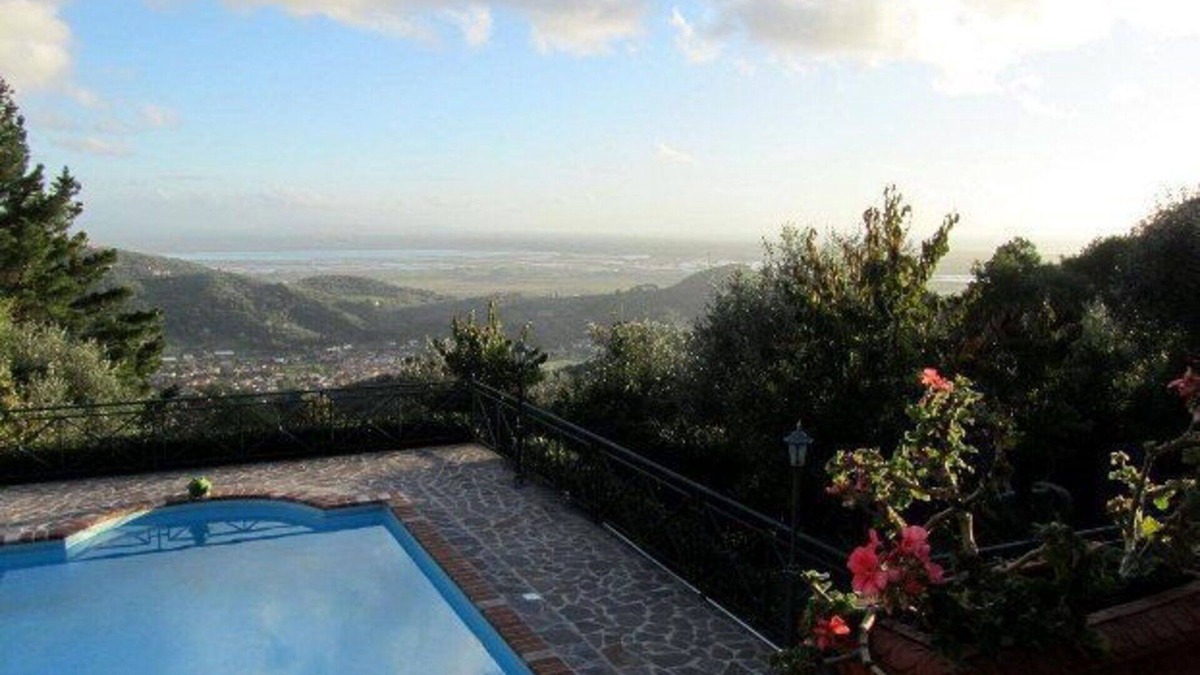 Corsanico-Bargecchia Apartment | Cosy apartment with WIFI, pool, A/C, TV, patio, pets allowed and panoramic view, close to Viareg.