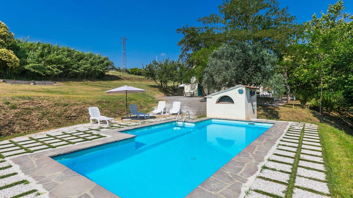 Rosignano Marittimo Villa | Cosy apartment in villa for 10 guests with pool, TV and pets allowed