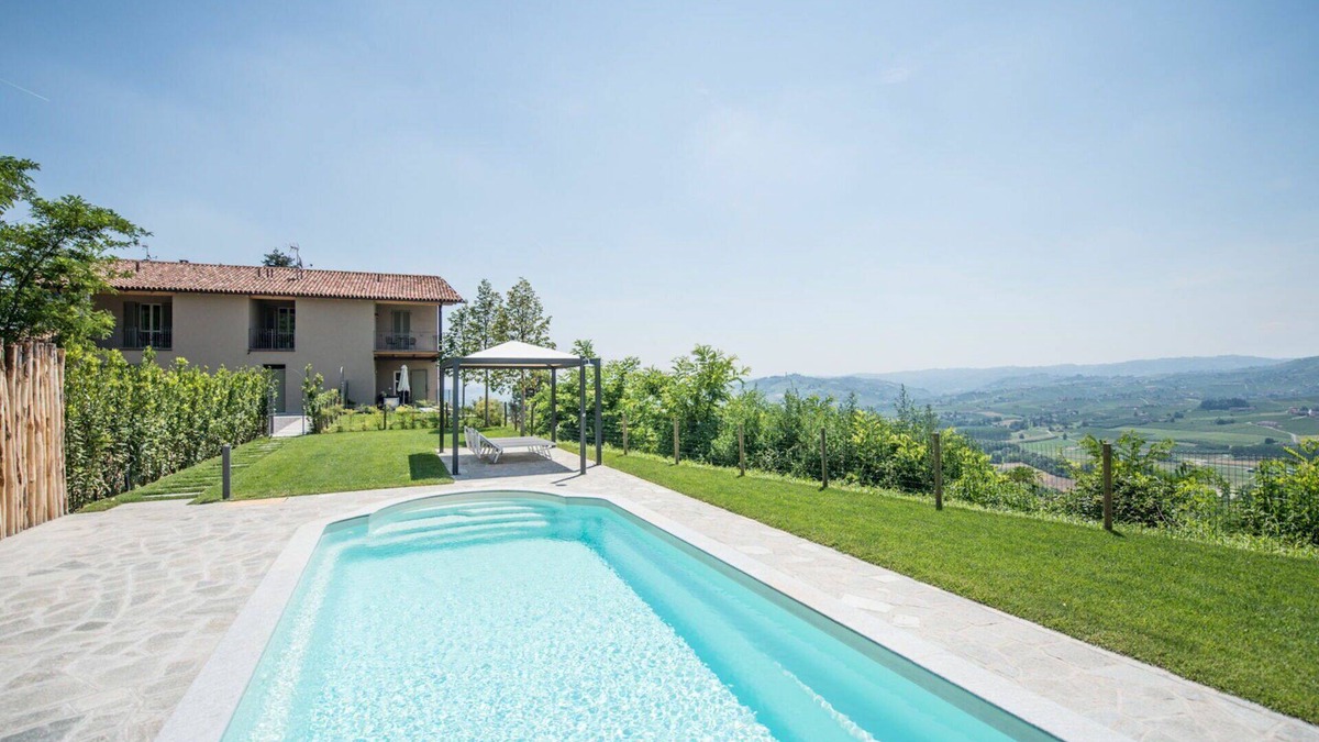 Costigliole d'Asti House | Cosy apartment in villa for 5 guests with A/C, WIFI, pool, TV, patio and panoramic view