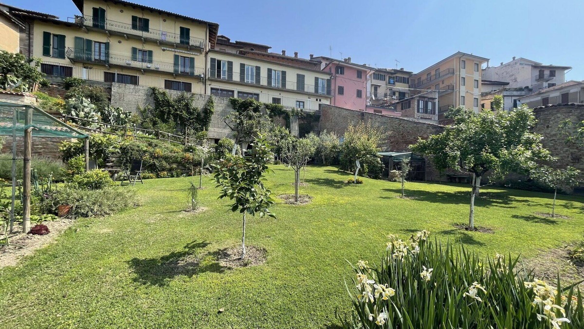 Montechiaro dʼAsti Apartment | Cosy apartment for 2 people with WIFI, A/C, TV, patio and pets allowed