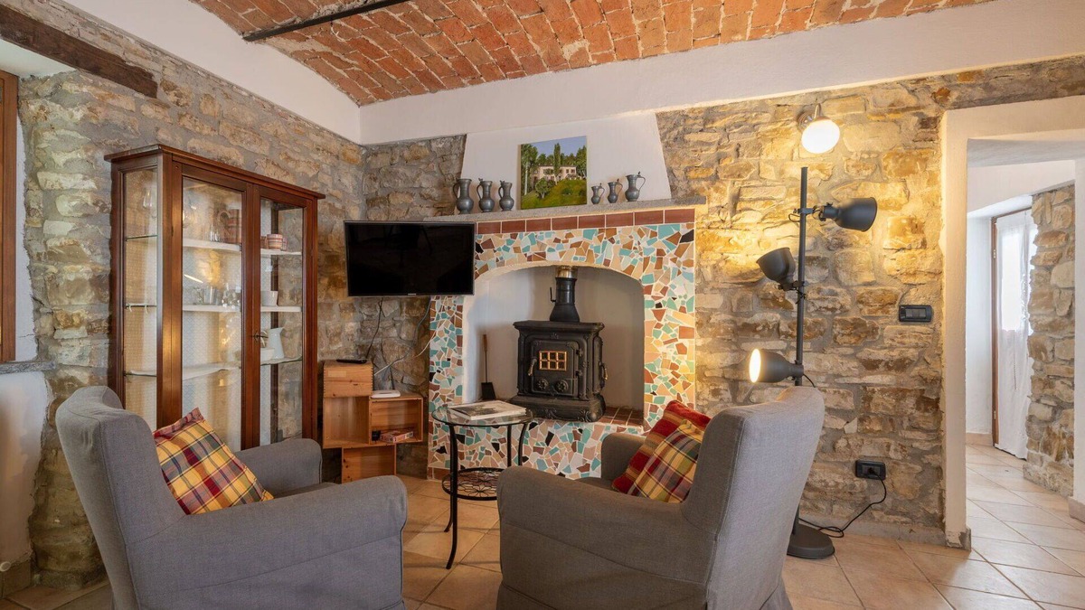 Monastero Bormida Apartment | Cosy apartment for 2 people with WIFI, pool, TV and parking