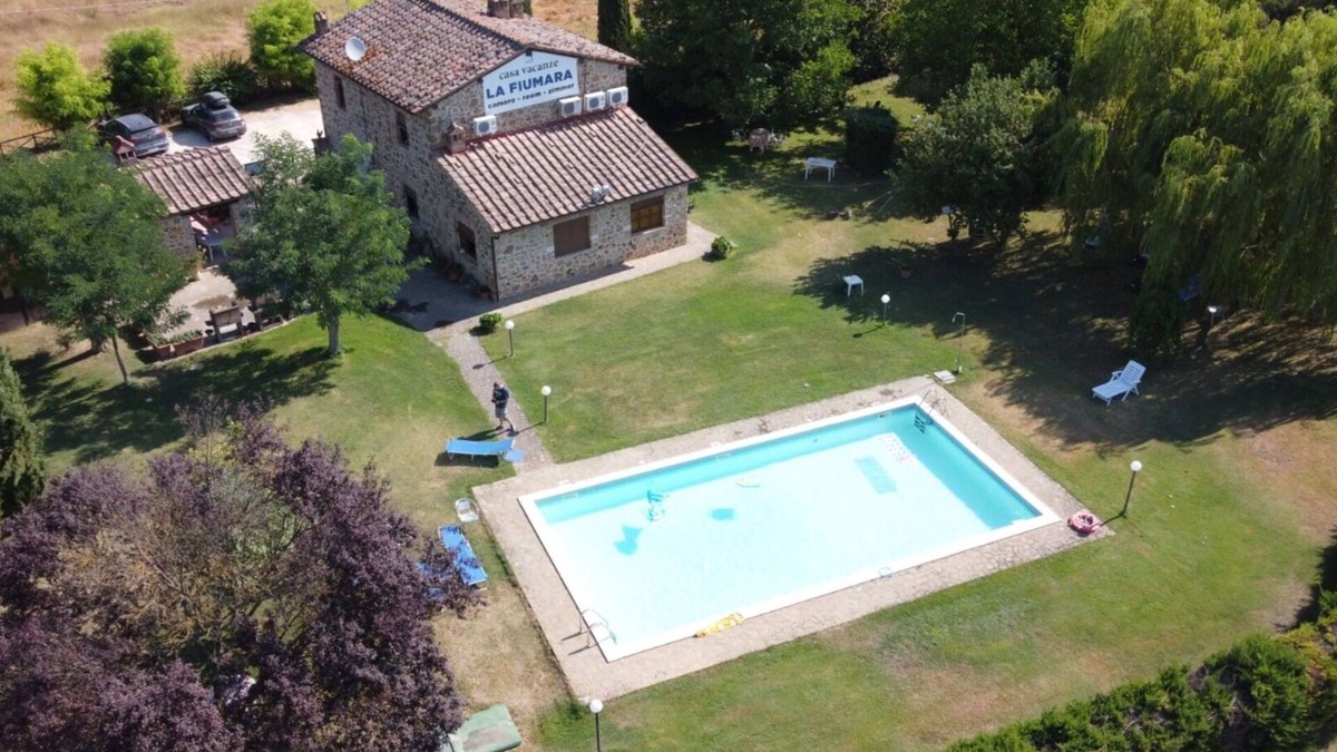 Poggiarello Villa | Cosy apartment in villa for 2 people with pool, A/C and TV, close to Siena