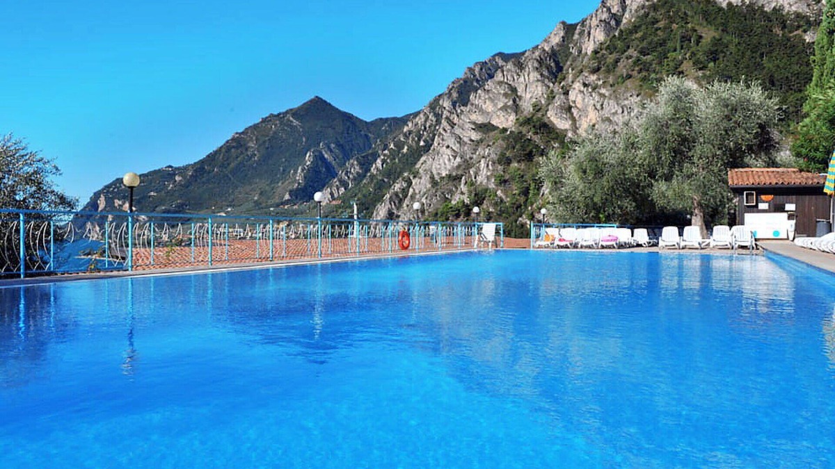 Limone sul Garda Apartment | Cosy apartment for 4 people with WIFI, pool, A/C, hot tub, TV and terrace