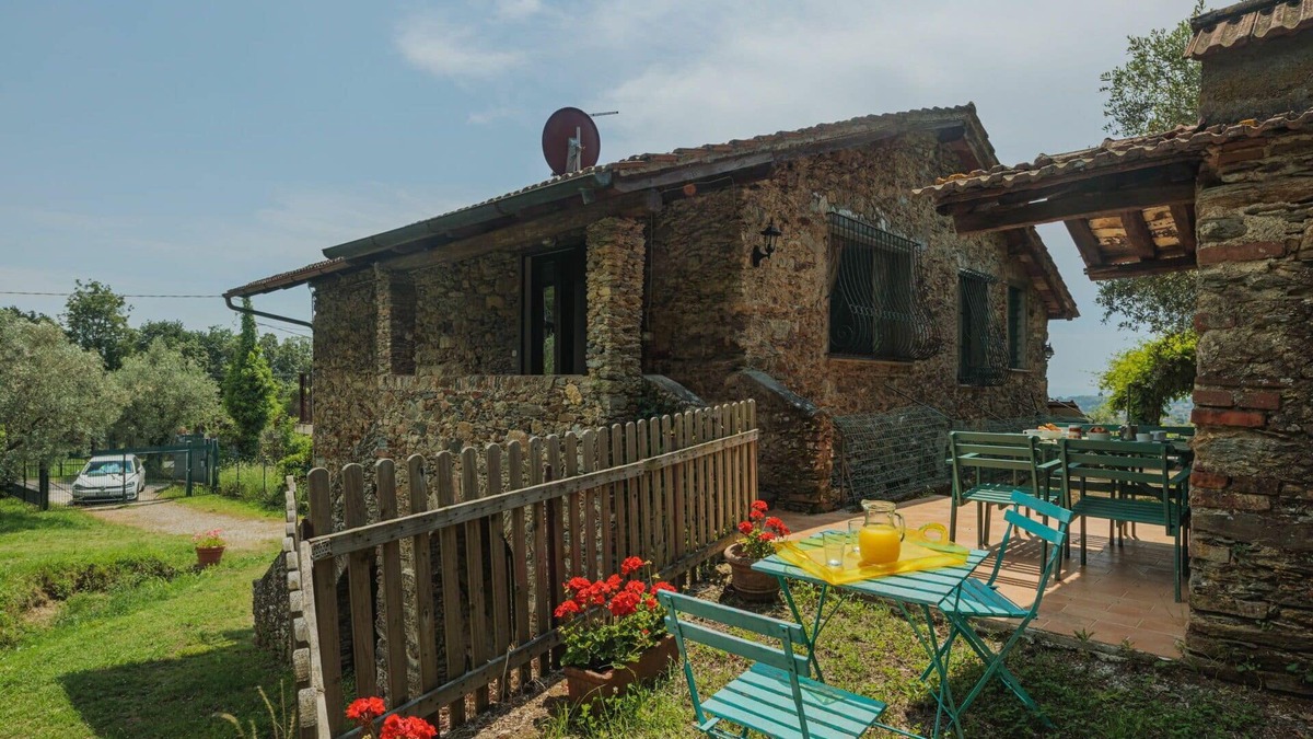Massa Villa | Cosy apartment in villa for 4 people with WIFI, TV, patio, panoramic view and parking
