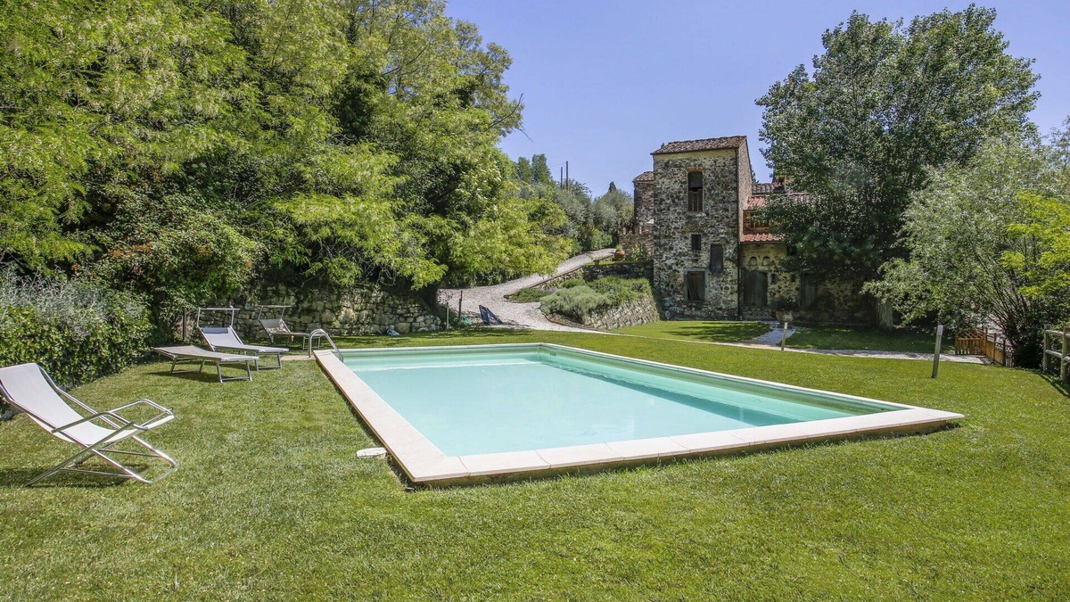 Sesto Fiorentino Villa | Cosy apartment in villa for 3 people with WIFI, pool, TV, patio and pets allowed