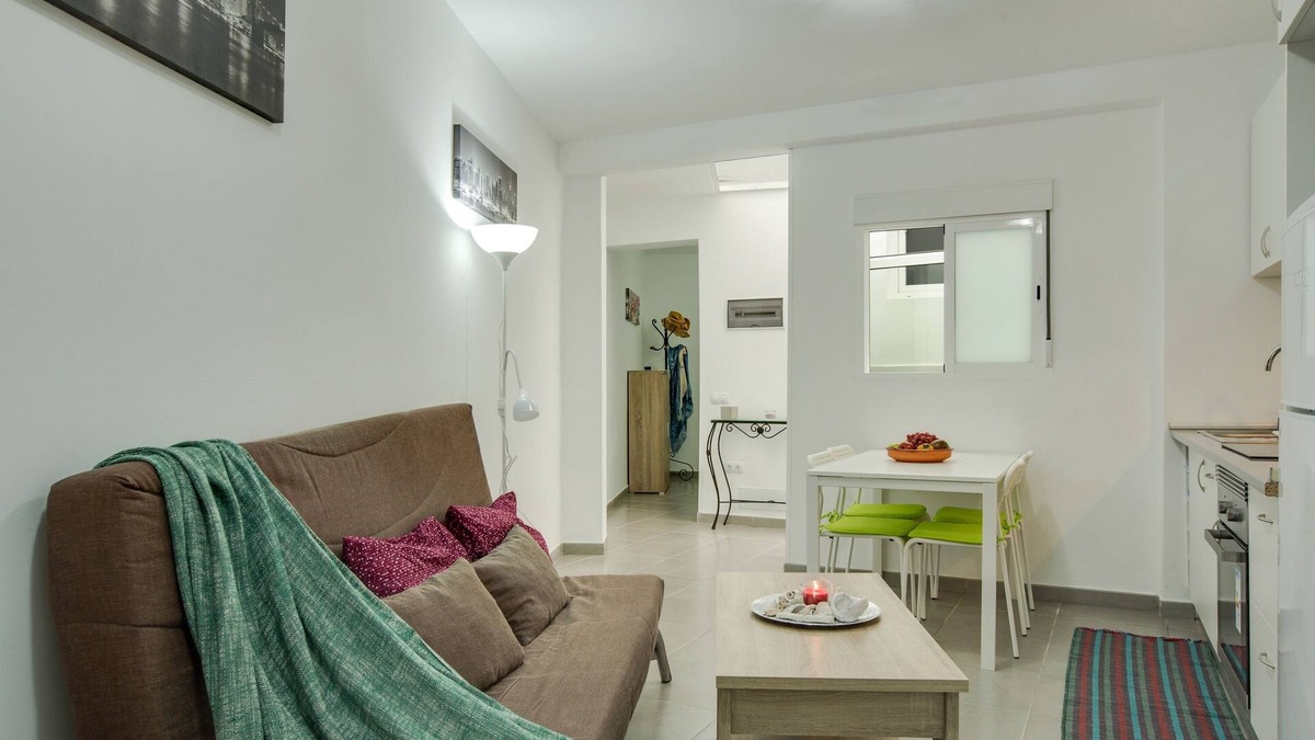 Vecindario Apartment | Cosy Apartment “1B SRV” close to the Sea with Wi-Fi & Fans