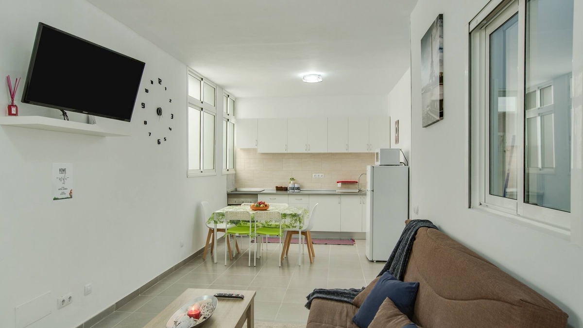 Vecindario Apartment | Cosy Apartment “2B El Amore” close to the Sea with Wi-Fi & Fans