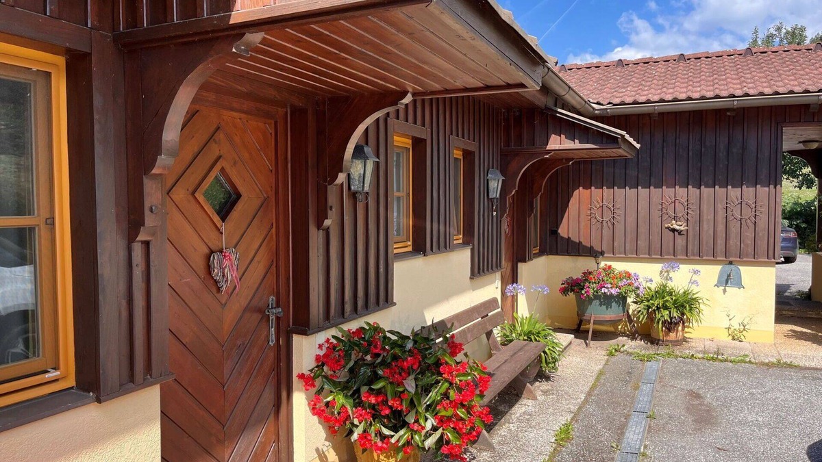 Treffen Villa | Cosy apartment in villa for 4 people with WIFI, TV, patio and pets allowed