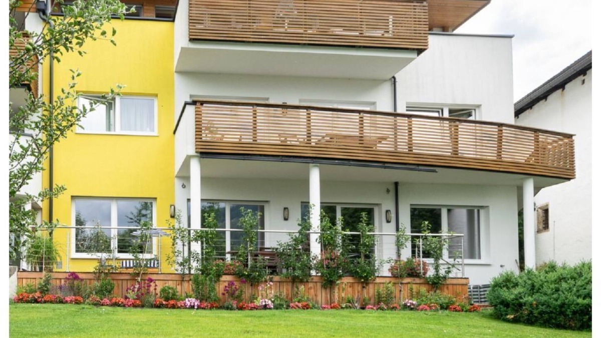 Eben im Pongau Apartment | Cosy apartment for 8 guests with TV, terrace and panoramic view