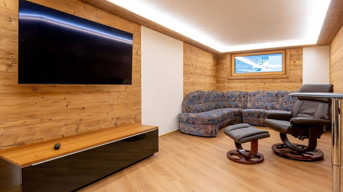 Saas Almagell Apartment | Cosy apartment for 6 guests with hot tub, WIFI, TV and balcony