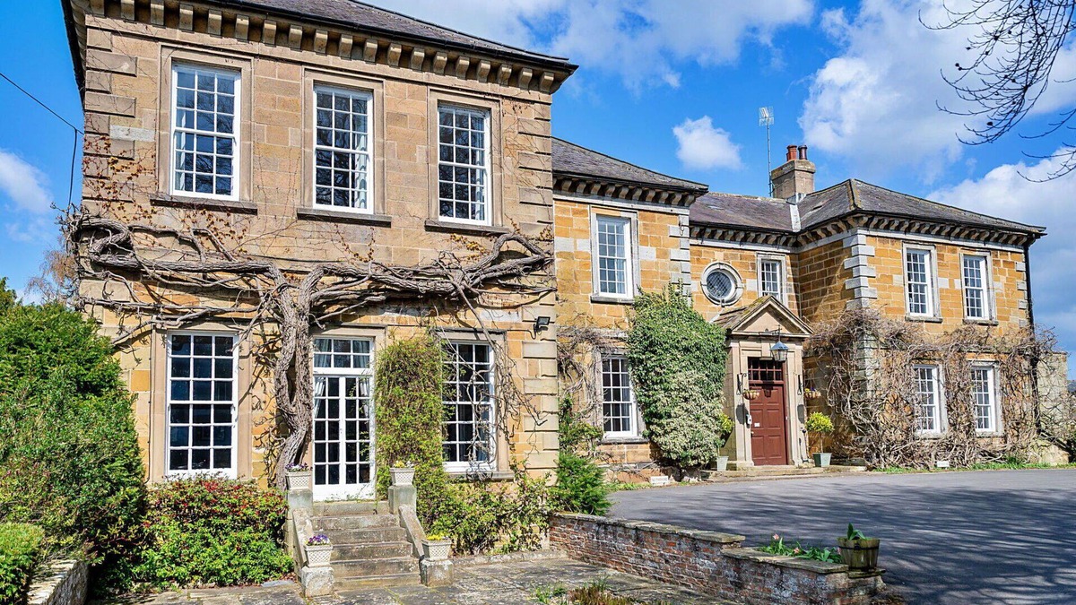 Thirsk Apartment | Cosy apartment for 4 people with WIFI, pool, hot tub and terrace