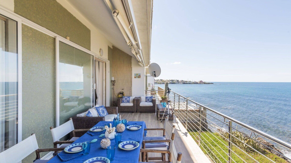 Civitavecchia Apartment | Cosy apartment for 7 guests with WIFI, TV, terrace and pets allowed