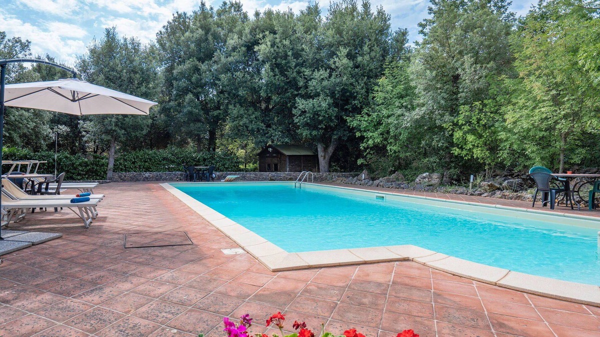 Monteriggioni Apartment | Cosy apartment for 4 people with WIFI, pool, TV and veranda, close to Siena