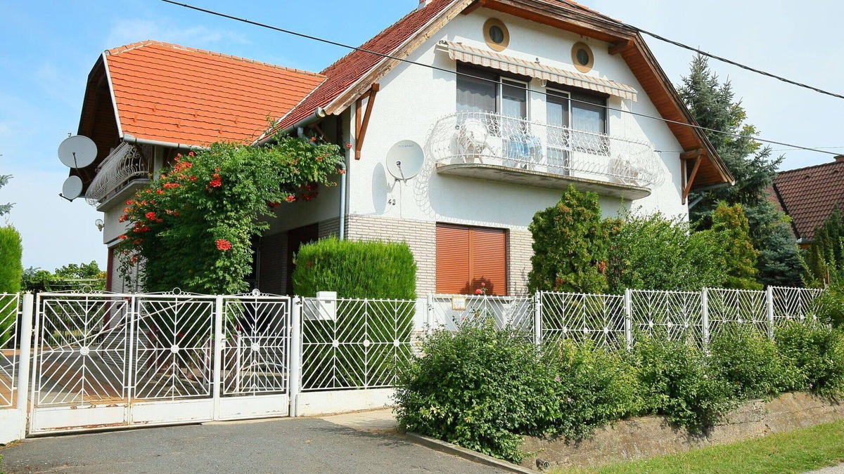 Balatonszemes Apartment | Cosy apartment for 6 guests with WIFI, A/C, TV, balcony and parking