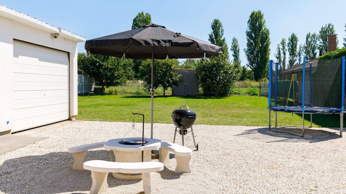 Balatonszarszo Apartment | Cosy apartment for 5 people with WIFI, A/C, TV and balcony