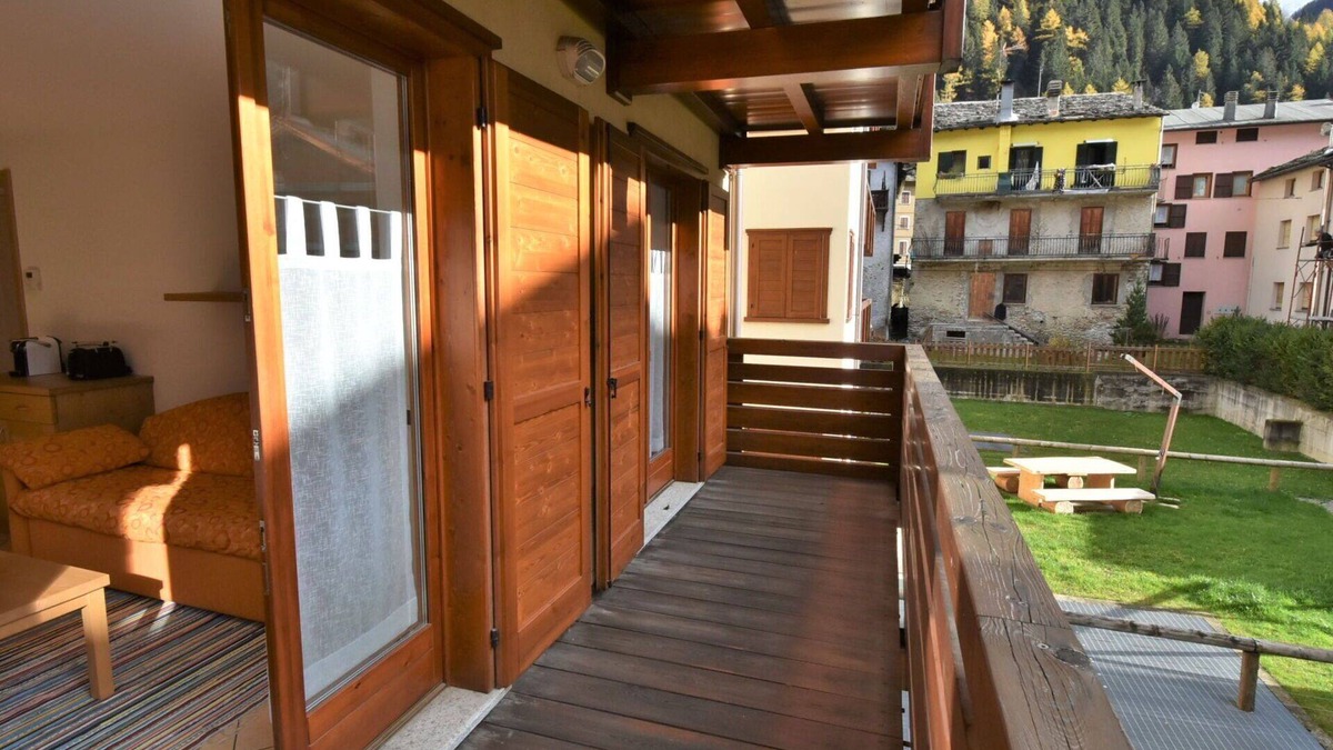Campodolcino Apartment | Cosy apartment for 4 guests with WIFI, TV, terrace and pets allowed