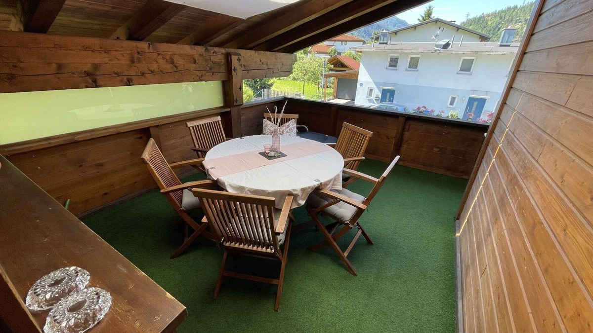 Prutz Apartment | Cosy apartment for 12 people with WIFI, TV, terrace and pets allowed