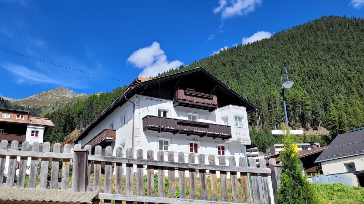 Mathon Apartment | Cosy apartment for 2 people with WIFI, TV, balcony, pets allowed, panoramic view and parking