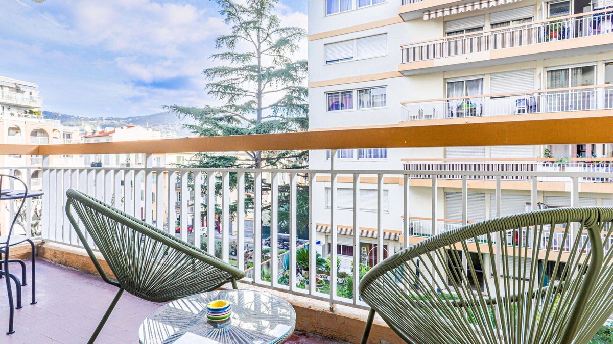 Cimiez Apartment | Cosy apartment for 2 people with WIFI, A/C, TV, terrace, pets allowed and panoramic view