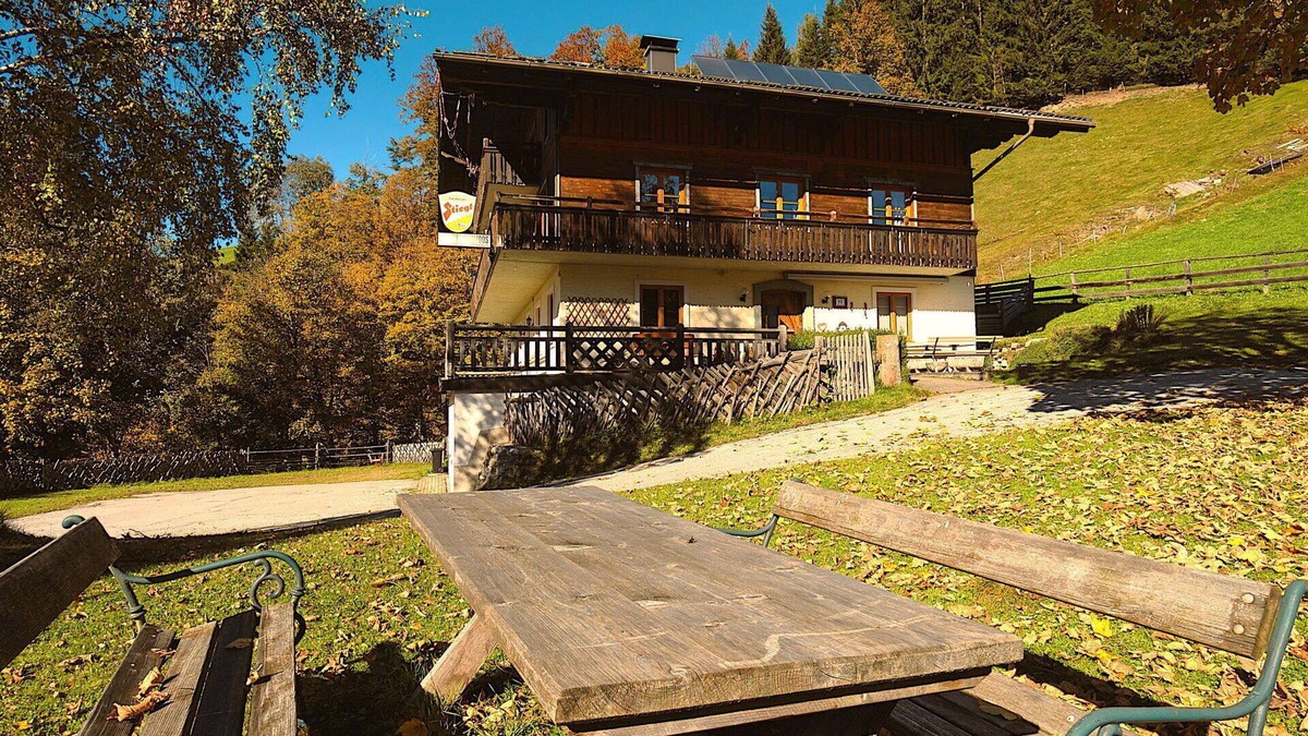 Filzmoos Apartment | Cosy apartment for 3 guests with WIFI, terrace, pets allowed and panoramic view