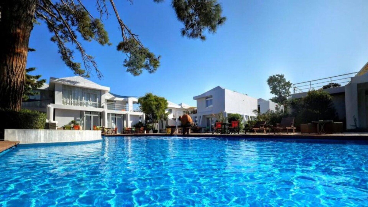 Mytilene Apartment | Cosy apartment for 3 people with A/C, WIFI, pool, TV and terrace